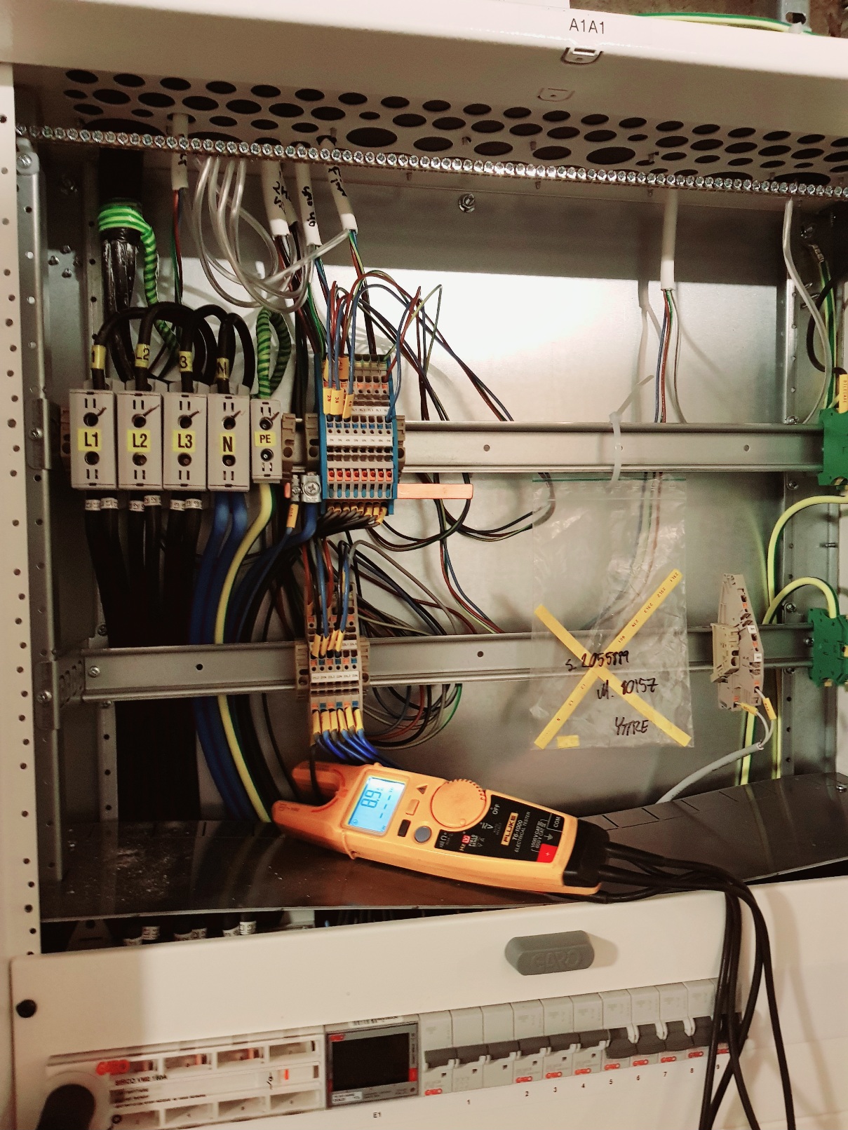 Elektriker Sölvesborg, Elektriker Bromölla, El och kraftteknik finns i Sölvesborg och hjälper hem och företag med löpande elservice, felsökning, reparationer och underhåll. Vi hjälper dig även med akuta elfel.